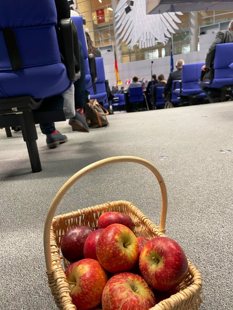 stefan_seidler's tweet photo. Heute Morgen @OlafScholz zum #Bundeskanzler im @Bundestag gewählt. Und dann gesunde Stärkung 🍎 aus meiner Heimatregion von der Flensburger Förde zur Gratulation überreicht. Einladung zur #Apfelfahrt im Oktober ⛵️ ist im Umschlag. https://t.co/ca3lE6qO8C