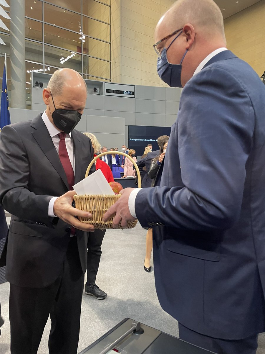 stefan_seidler's tweet photo. Heute Morgen @OlafScholz zum #Bundeskanzler im @Bundestag gewählt. Und dann gesunde Stärkung 🍎 aus meiner Heimatregion von der Flensburger Förde zur Gratulation überreicht. Einladung zur #Apfelfahrt im Oktober ⛵️ ist im Umschlag. https://t.co/ca3lE6qO8C