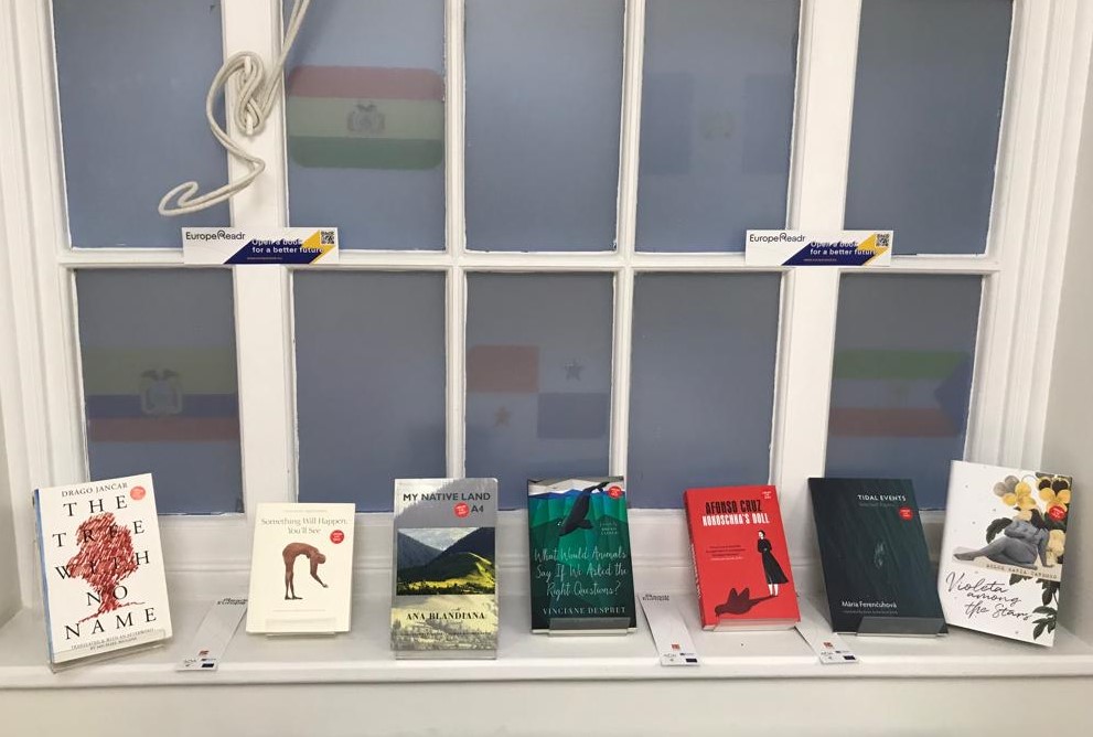 CervantesLondon's tweet photo. We welcome in our library the initiative "Open a book for a better future", by #EuropeReadr, which brings current social issues to readers through a selection of literary works from across the #EU. Read more in our blog: https://t.co/2M7dWv4Ypd
#TheFutureofLiving #eu2021si #eunic https://t.co/149jXz4Rjy