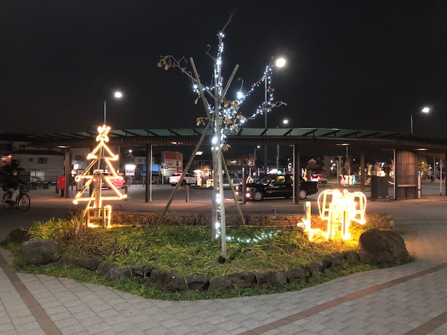 Tobu_skytrline's tweet photo. 新装された東武動物公園駅西口の広場ですが、今年からはより多く、イルミネーションが行われています。

お買い物帰りにご覧ください。

#みやイル #宮代町 #無印良品 #東武ストア https://t.co/uybmP3Hgfg