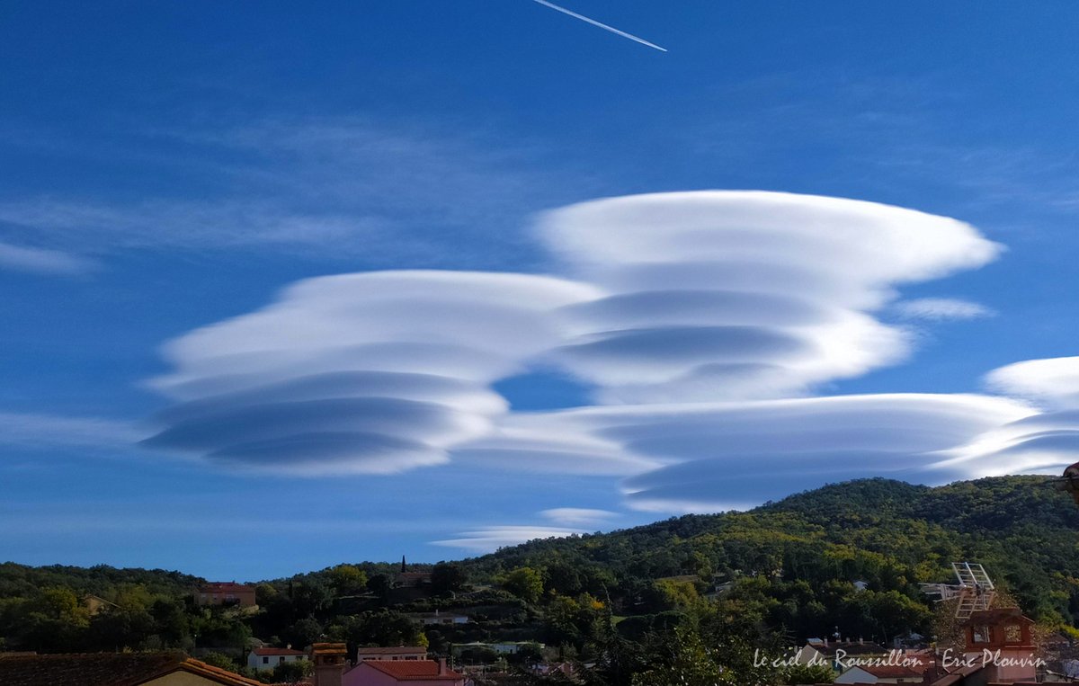 CielRoussillon's tweet photo. #Lenticulaires capturés près des #Albères et du #Vallespir dans les Pyrénées-Orientales le 03/12/2021

#LecielduRoussillon #Lenticularis from south #France

@ThePhotoHour @Meteo_Pyrenees @MeteoLanguedoc @severeweatherEU @StormchaserUKEU @infoclimat @Meteovilles @meteofrance https://t.co/wBqybYkWqP