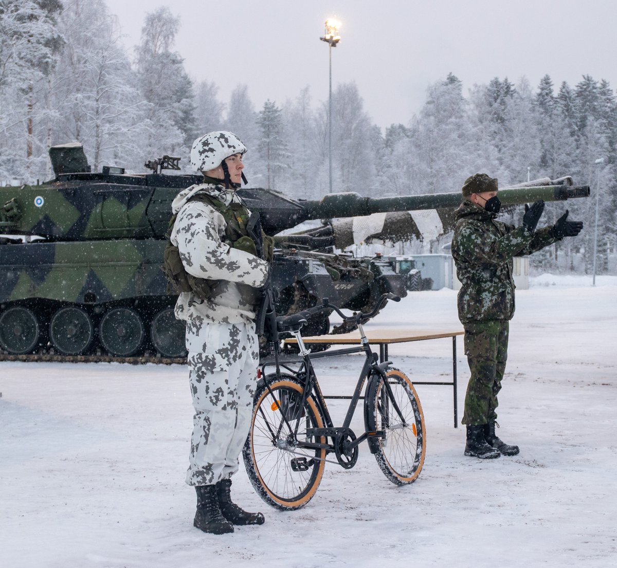 KarjalanPR's tweet photo. ”Se on suuri vastuu toimia keihäänkärkenä ja olla se, joka ensimmäiseksi lähtee tehtävään.”
Tiistaiaamuna, pian reserviin siirtyvät, valmiuspataljoonan varusmiehet luovuttivat valmiuden nuoremmalle saapumiserälle.
#KARPR #karjalanprikaati #VALMP #valmius https://t.co/m7fod3hZlC
