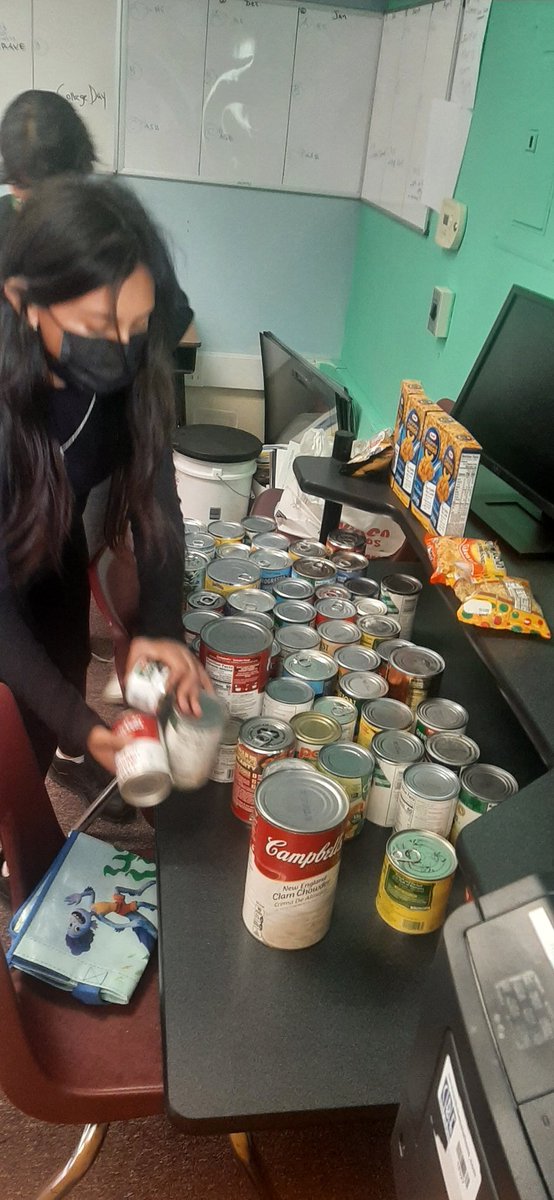 Leadership via community service.  Redwood Elementary school's ASB students collect canned goods to help families in the community. @MorenoRey3 <a href="/mariafmedina_/">marifer</a> <a href="/rj_arvizu/">Ray Arvizu Jr.</a> <a href="/FontanaUnified/">Fontana Unified</a> <a href="/djplanetmars/">Mars Serna</a> <a href="/Eduardo16771286/">Eduardo Gomez, Multlingual Programs and Services</a> <a href="/kiwaniskids/">Kiwanis Kids</a> <a href="/Shan_Mc4/">Shan McClain</a> <a href="/alexvnews/">AlexVnews</a>