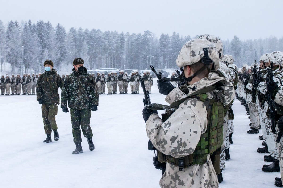 KarjalanPR's tweet photo. ”Se on suuri vastuu toimia keihäänkärkenä ja olla se, joka ensimmäiseksi lähtee tehtävään.”
Tiistaiaamuna, pian reserviin siirtyvät, valmiuspataljoonan varusmiehet luovuttivat valmiuden nuoremmalle saapumiserälle.
#KARPR #karjalanprikaati #VALMP #valmius https://t.co/m7fod3hZlC