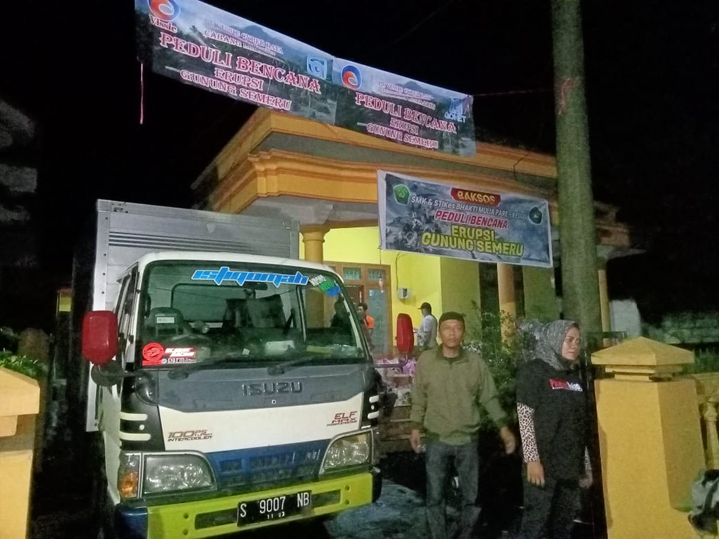 PasebanM's tweet photo. semoga sedikit meringankan beban saudara2 yg terkena erupsi gunung Semeru,, Paseban Majapahit mendistribusikan bantuan ke desa sumber mujur lumajang , bersama simpul maiyah mentari fajar lumajang. 
Hasbullah wanikmal Wakil 
Tiada daya dan kekuatan selain Alloh Maha segala2nya. https://t.co/1E4O6vYpVy
