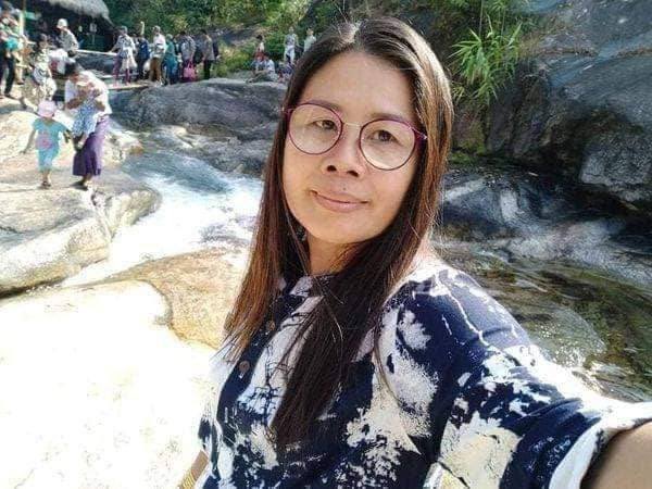 khuarphyu's tweet photo. tw // death An NLD supporter,DawKhinMyo,active philanthropist, was shot dead by SAC’s thugs PyuSawHtee group, while the victim was talking to a vendor in Zawgyi,Lanmadaw, Yangon this morning. The vendor was also injured in the leg. #EndImpunity #Dec8Coup  #WhatsHappeningInMyanmar https://t.co/ehJ9tnsCaP