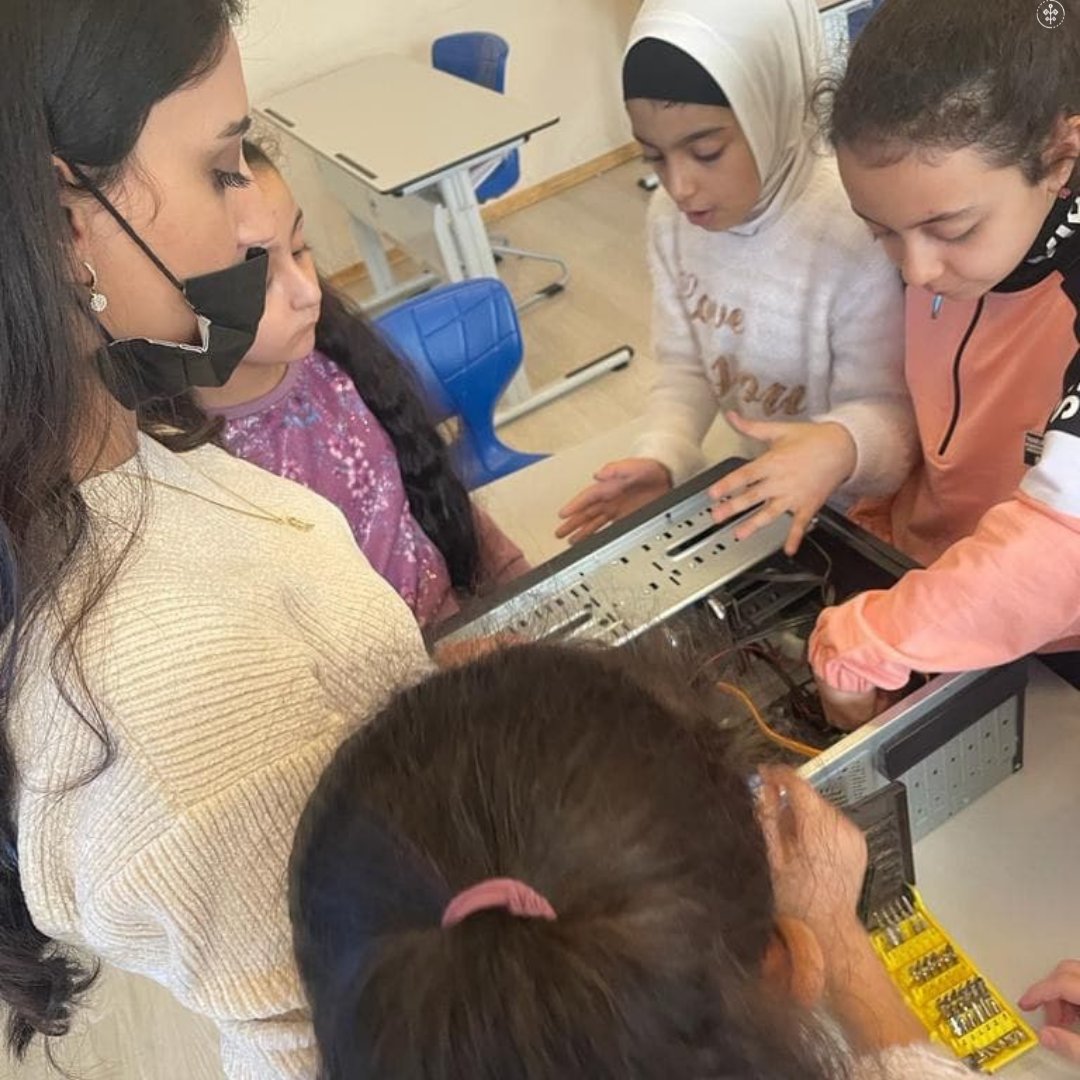 HedefLiseyi's tweet photo. Nəsimi filialı 4-cü sinif. Informatika dərsi.
Dünyanı kəşf etməyə başlayandan uşaqlar oyuncaqlarını sındırıb içində nə olduğunu öyrənməyə çalışır. Görəsən bu necə işləyir? Balabilgələrimiz də kompüterin necə işlədiyini öyrənmək üçün ana platanı sökdülər⛏ https://t.co/kDZ58ohx0j
