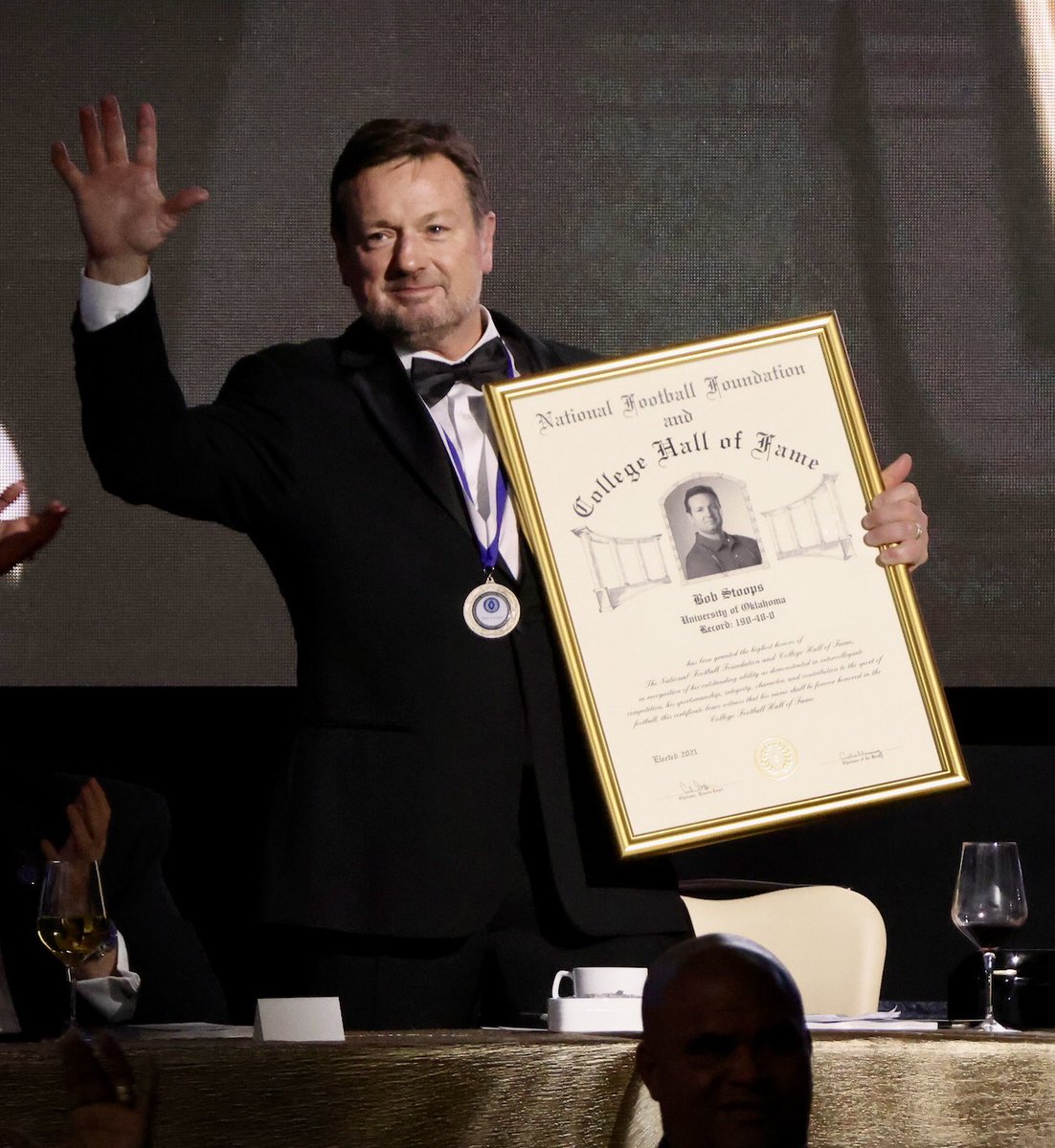 Officially a member of the College Football Hall of Fame.

Congrats <a href="/CoachBobStoops/">Bob Stoops</a>!

#OUDNA #BoomerSooner
