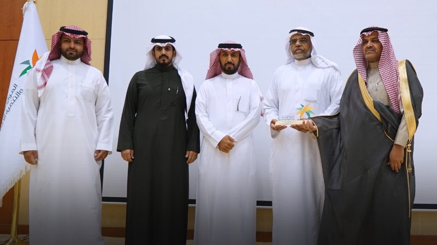 لله الحمد من قبلُ ومن بعدُ، تصدرت الجمعية الأهلية (صون) لحفظ النعمة بمحافظة #الأفلاج، المرتبة الأولى على مستوى محافظة الأفلاج، في تحقيق مستهدفات التطوع، جراء تفعيل منصة العمل التطوعي وإدراج الفرص التطوعية لعام 2021م.

يقف خلف هذا الإنجاز المتقدم، الأخوان راشد الهزاع، وحمد العمار.