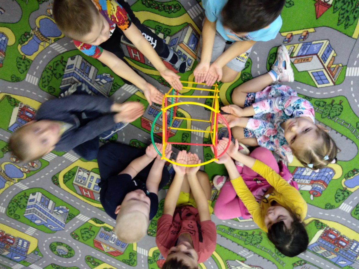 Конструирование — процесс творческий. В процессе работы с конструктором развивается интеллект, воображение, мелкая моторика, творческие задатки, креативность, творческое моделирование. 
Гр."Карамельки"
Воспитатель Чибирева О.Ю.