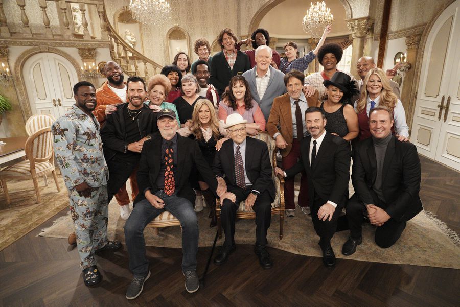 A billion thanks to the incredible cast & crew of #LiveInFrontOfAStudioAudience #TheFactsOfLife #DiffrentStrokes. If you missed it watch tomorrow on @Hulu. 

#JenniferAniston @BatemanJason #AnnDowd #KathrynHahn @SnoopDogg @Allison_Tolman @ItsGabrielleU #DamonWayans @ToddBridges