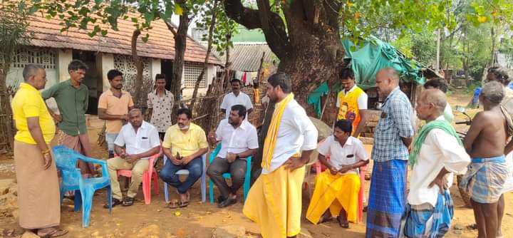 sivapriya96's tweet photo. #விருத்தாசலம் அருகே #M_பட்டி கிராமத்தில்  #கோபிநாத் மீது #PCR_பொய்  #வழக்கு_வாபஸ் வாங்கவில்லை என்றால் மங்கலம்பேட்டை காவல் நிலையத்தில் மிகப்பெரிய #போராட்டம்_நடத்துவோம் ஜெ கார்த்திகேயன் மாவட்ட செயலாளர்  கோபிநாத் குடும்பத்திற்கு ஆறுதல் கூறினார் https://t.co/qvJ4duGV4S