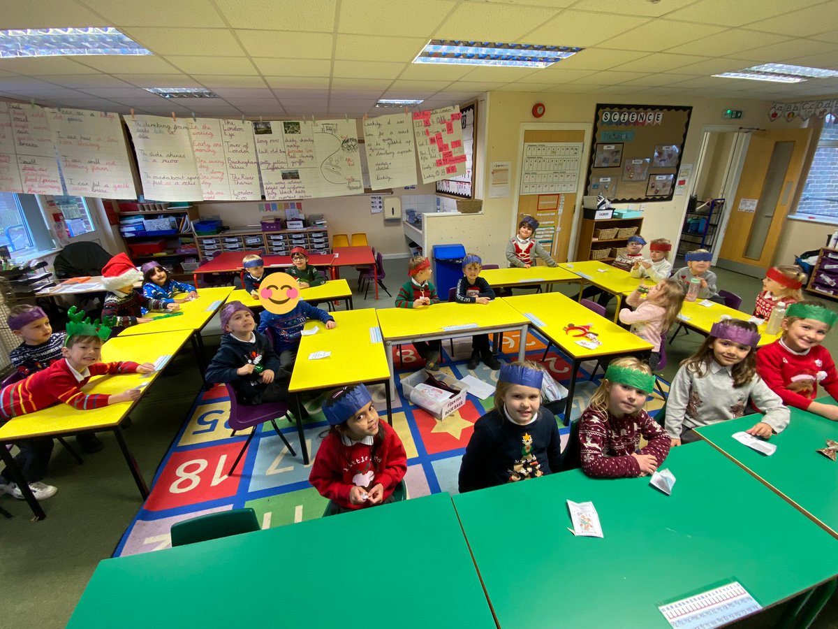 Loving our Christmas dinner in our festive jumpers! 🎄🎅🏻⛄️