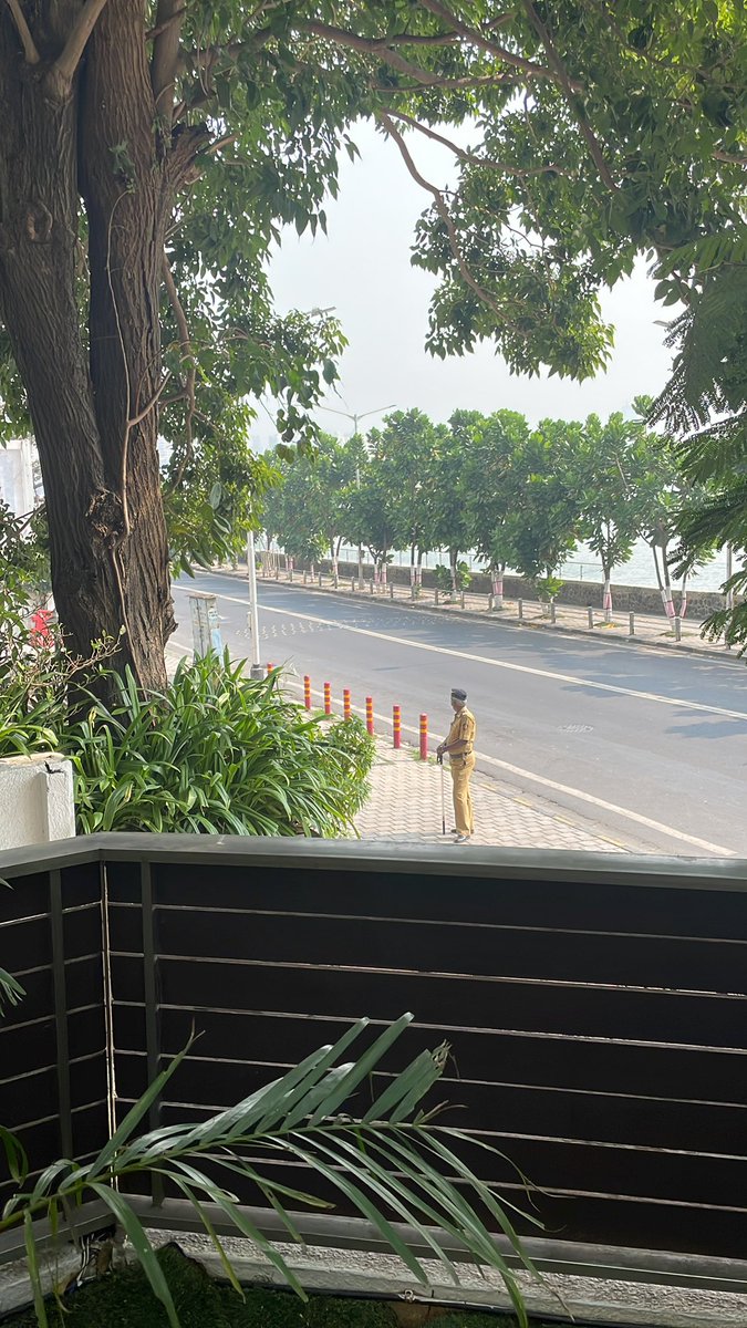 ParthJindal11's tweet photo. We still live in a city where entire roads are cordoned off for VIP movement not allowing one to leave our own home? When will this VIP culture stop? @AUThackeray https://t.co/okaFzypwVf