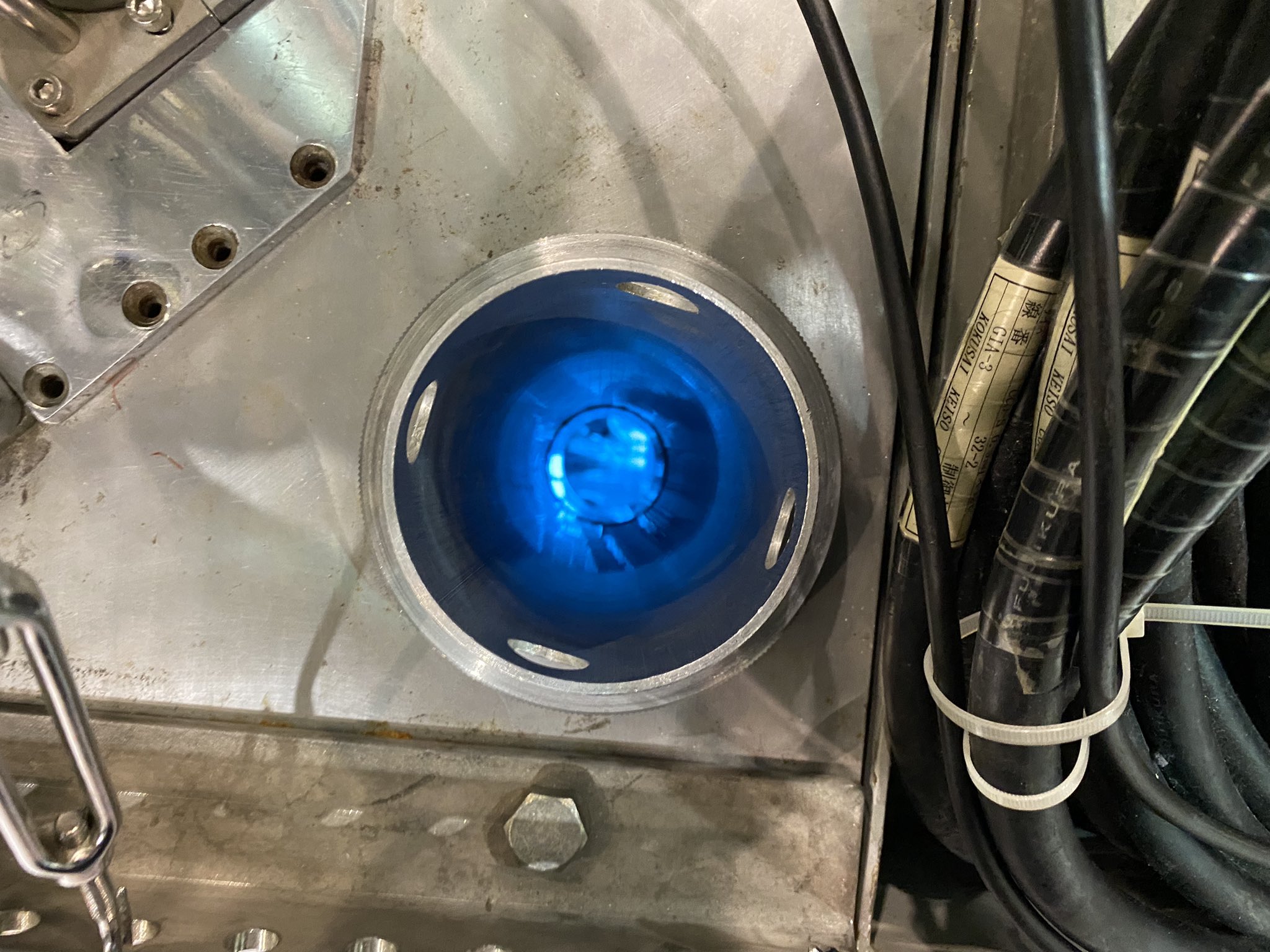 ﾅｵｻﾝ 妖怪ﾀﾝｸﾞｽﾃﾝ研ぎ 炉頂の制御棒駆動装置の傍の穴から炉心を見せていただきました チェレンコフ光を讃えよ T Co H8mdbcqute Twitter