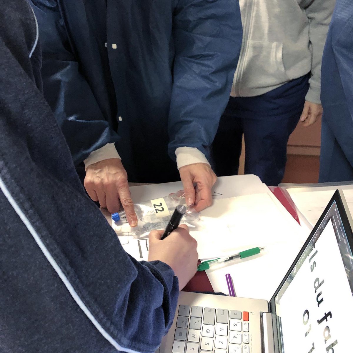 Atelier PopUp à l’Unité de Chirurgie Ambulatoire (UCA) pour imaginer un outil permettant d’éviter la perte des clefs des casiers des #patients 💡
<a href="/Hopital_Bicetre/">Hôpital Bicêtre AP-HP</a> <a href="/APHP/">Assistance Publique – Hôpitaux de Paris (AP-HP)</a> 
#fablabhospitalier #unitechirurgieambulatoire #bloc #ideas #team #local #wiki #hopital #soignants