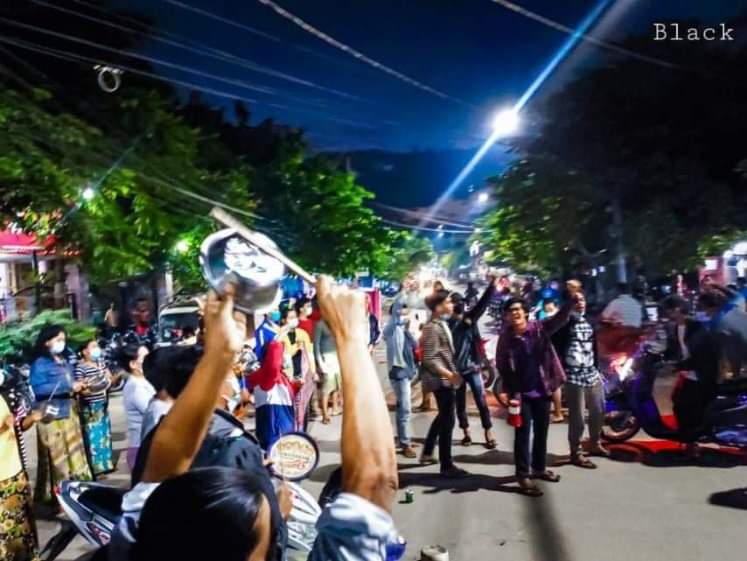 RvlBurma2's tweet photo. Thirteen people from #Mingon &amp; #NayPu wards in #Maha_Aung_Myay Township in Mandalay's were arrested by the junta at around 10 pm after a demonstration protest of anti military dictatorship in Mingon Ward on the night of December 7 last night.

#WhatsHappeningInMyanmar https://t.co/rCHcS99KVF