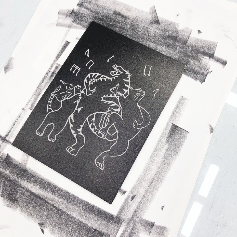 db_print's tweet image. 수강생 분의 볼록판화, 리노컷 작업입니다. 리놀륨 판에 즐거운 동물들을 조각해 프린팅!