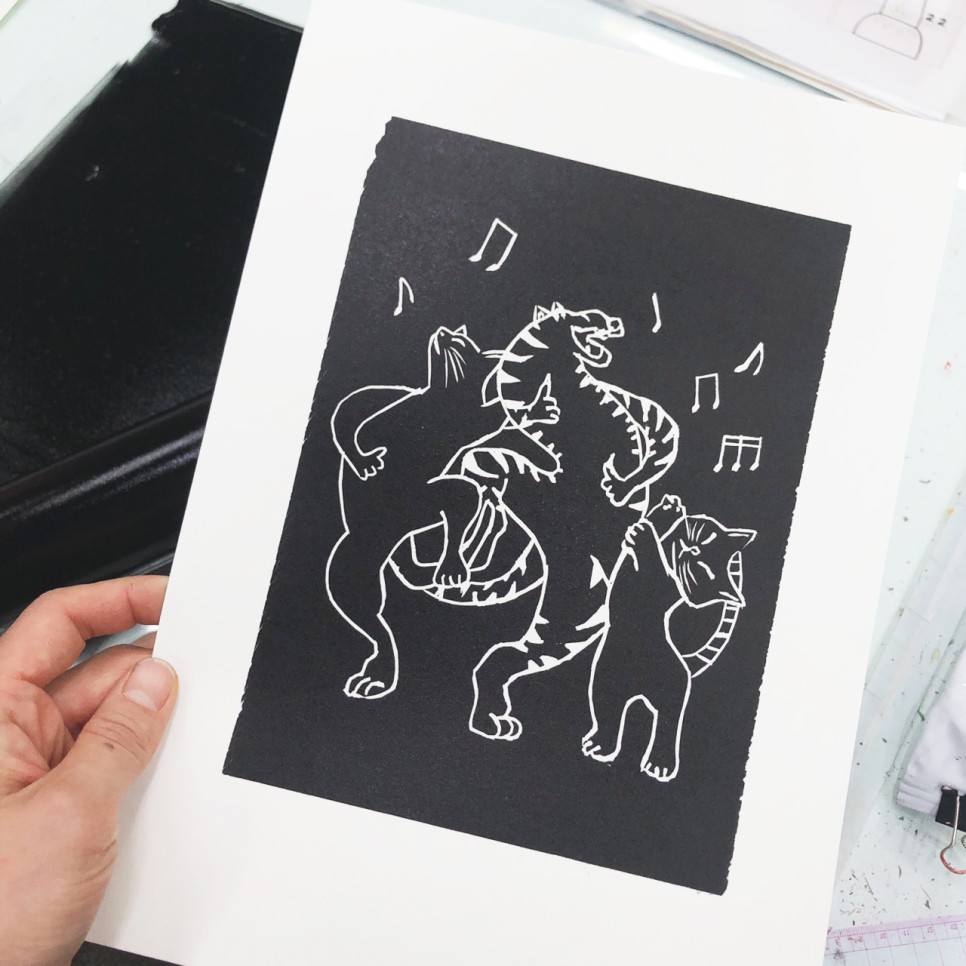 db_print's tweet image. 수강생 분의 볼록판화, 리노컷 작업입니다. 리놀륨 판에 즐거운 동물들을 조각해 프린팅!