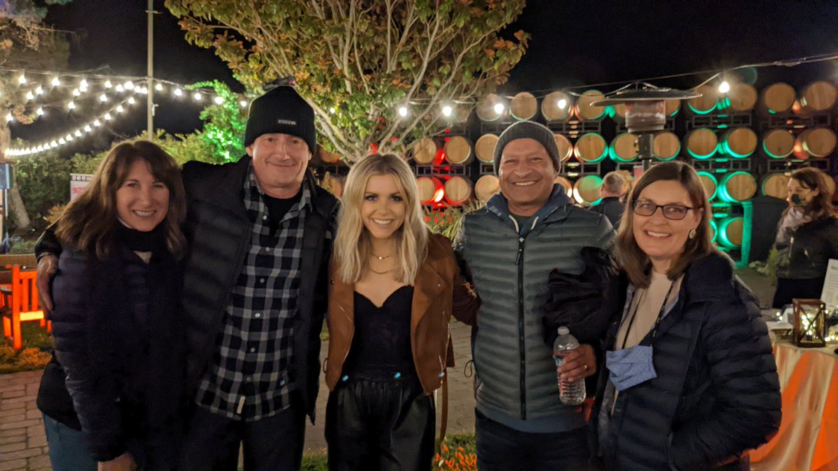Paronsin's tweet photo. @lindsayell Great show tonight! #saltspringgirl #folktale https://t.co/porJbJDt69