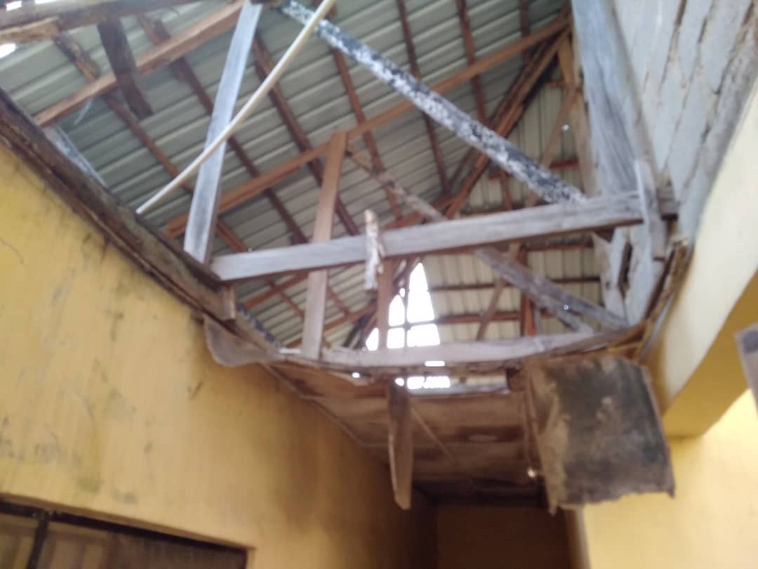 TrackaNG's tweet photo. ATTENTION!!!

Dear @DrRamatuAliyu 

This is an DILAPIDATED state of  PHC in Igu Community,BWARI,FCT,Abuja.

Where over 3000 residents has been denied access to better medical care,walk 40km to access health facility.

Needs: Renovation, Equipment  and Staff
#FixPhcs @OfficialFCTA https://t.co/HpSRzEVHwY