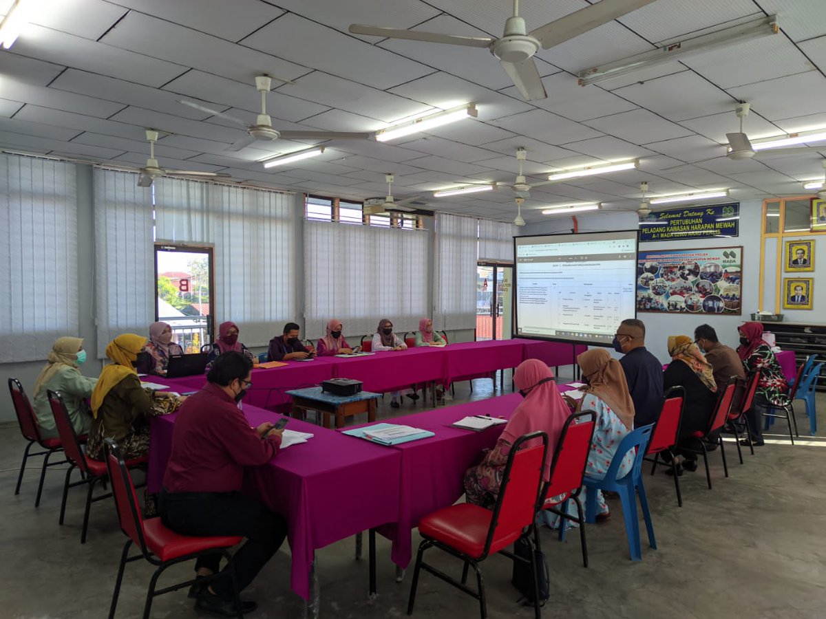 rozanamada's tweet photo. @Caw_PK_PT Pembentangan DECA di PPK Arau  pada 8 Disember 2021... Tahniah2 Ppk Mada Arau 

#TeamBPIP 
#cawpenyeliaankewangandanperniagaantani 
#TeamDECAtaskforce
#decasystem 
#betulkanygbiasa
#biasakanygbetul
#madamabeles https://t.co/y5kQ1B2xMo