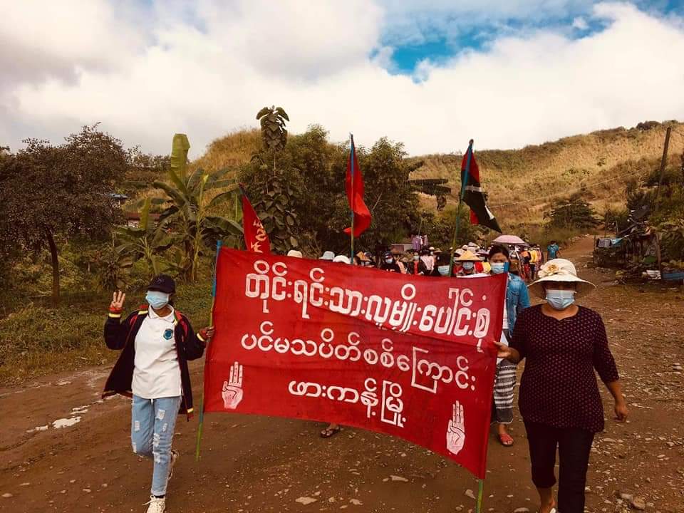 jojo_therabbit's tweet photo. Anti-coup multi-ethnic revolutionary strike in Kachin's Hpakant as usual, despite #InternetShutDown, without a day off. 🪧

#Dec8Coup #EndImpunity #WhatsHappeningInMyanmar https://t.co/hdyCHVkaDa