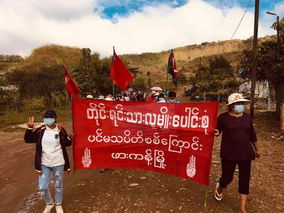 jojo_therabbit's tweet photo. Anti-coup multi-ethnic revolutionary strike in Kachin's Hpakant as usual, despite #InternetShutDown, without a day off. 🪧

#Dec8Coup #EndImpunity #WhatsHappeningInMyanmar https://t.co/hdyCHVkaDa