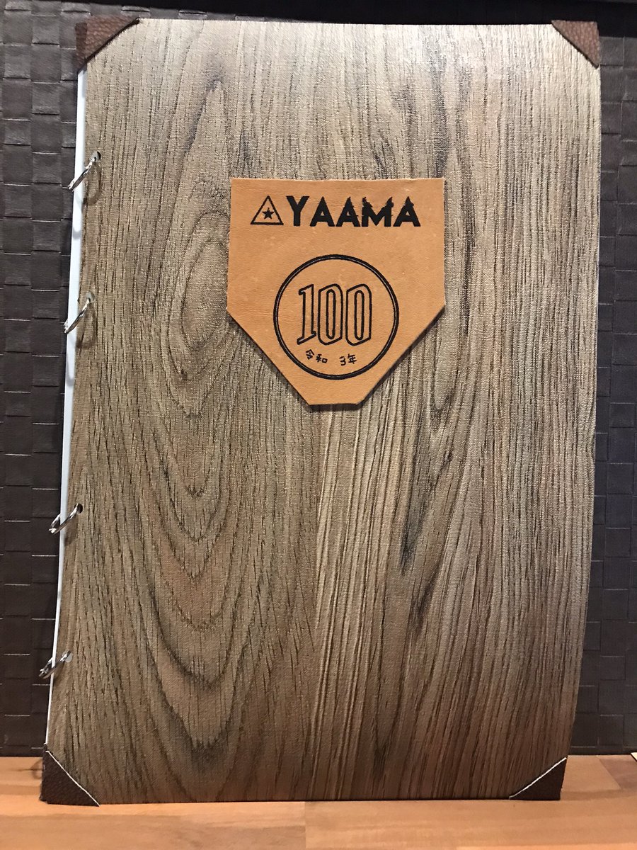 IZAKAYA_YAAMA's tweet photo. 17時から開店致します！
見てくださいこのメニュー！！めちゃ手が込んでて思わずじっくりと見てみたくなりませんか？！
料理と同じく一つ一つ手作りなので表紙も全て違うんです…ぜひ実物を見に来て欲しいと心内を漏らしてみます(ﾟωﾟ)

#京都 #東山 #七条 #東山七条 #女坂 #大衆居酒屋 https://t.co/hRQtWJznfk