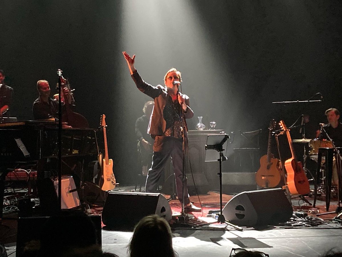 ClaireDutronc's tweet photo. Magnifique « der des der » de #Frenchy de @ThomasDutronc hier soir aux #FoliesBergere !! Bravooooo !!!! #alleezz #youpiiii #frites ⭐️🎸🎸🔥🐋🍟⭐️ https://t.co/IpVQR3oSTD