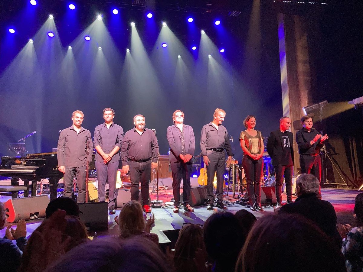 ClaireDutronc's tweet photo. Magnifique « der des der » de #Frenchy de @ThomasDutronc hier soir aux #FoliesBergere !! Bravooooo !!!! #alleezz #youpiiii #frites ⭐️🎸🎸🔥🐋🍟⭐️ https://t.co/IpVQR3oSTD