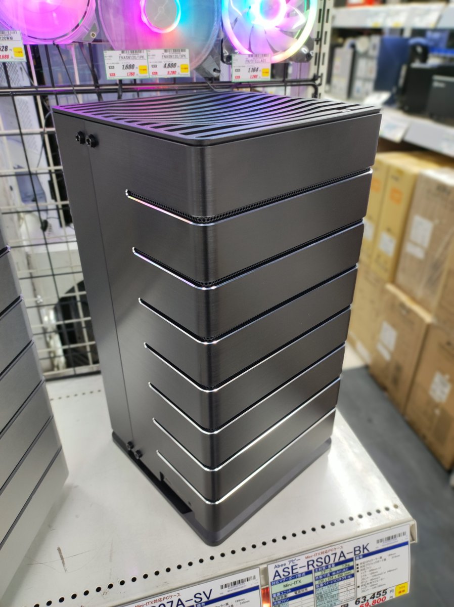 TSUKUMO_HONTEN's tweet photo. 【本店2F】
abeeからスタイリッシュなPCケースが近日発売予定です！

フルアルミボディ！
この重量感がたまらないですよね！
待ってた方も多かったのではないでしょうか！？

ATX、Mini-ITX対応の2モデル
それぞれSilverとBlackで登場です！
展示機をご用意してるので是非実物を御覧下さい！ https://t.co/ovm26vuWgw