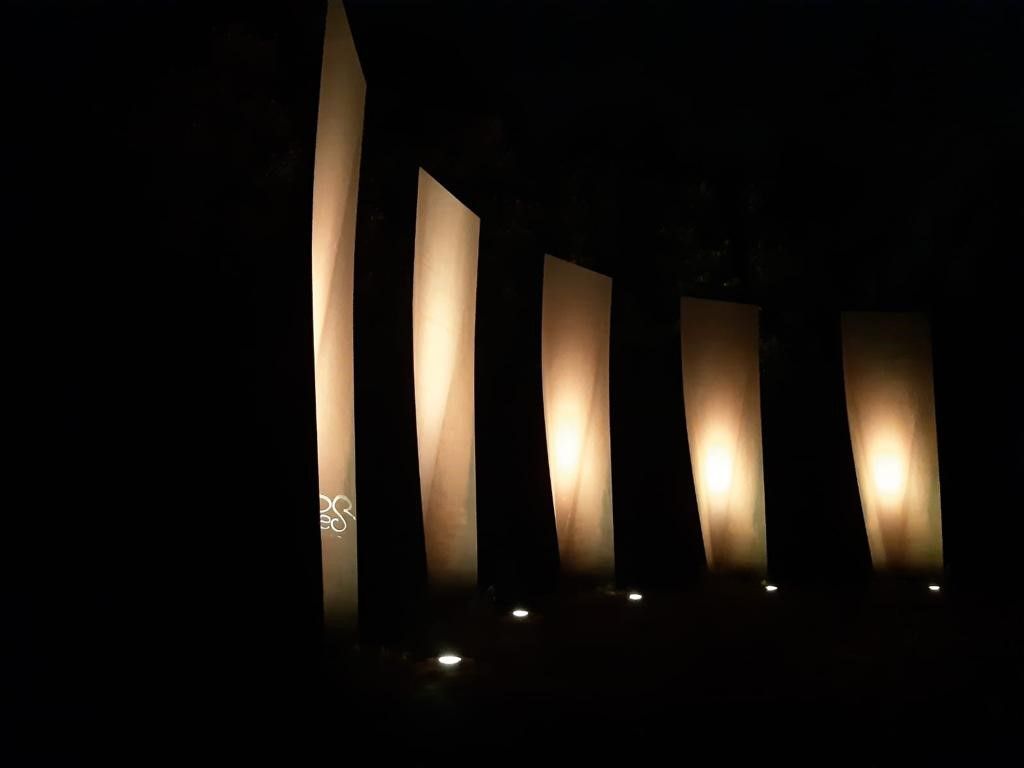 BGvanWakeren's tweet photo. Vanmiddag de onthulling van de nieuwe aanlichting van het kunstwerk (“Stonehenge”) van Evert Strobos aan de Hasselerbaan. In de motiemarkt van de gemeenteraad in 2019 werd een voorstel ingediend om het kunstwerk meer aandacht te geven. #gemeentehengelo https://t.co/6xqLT1RcFp