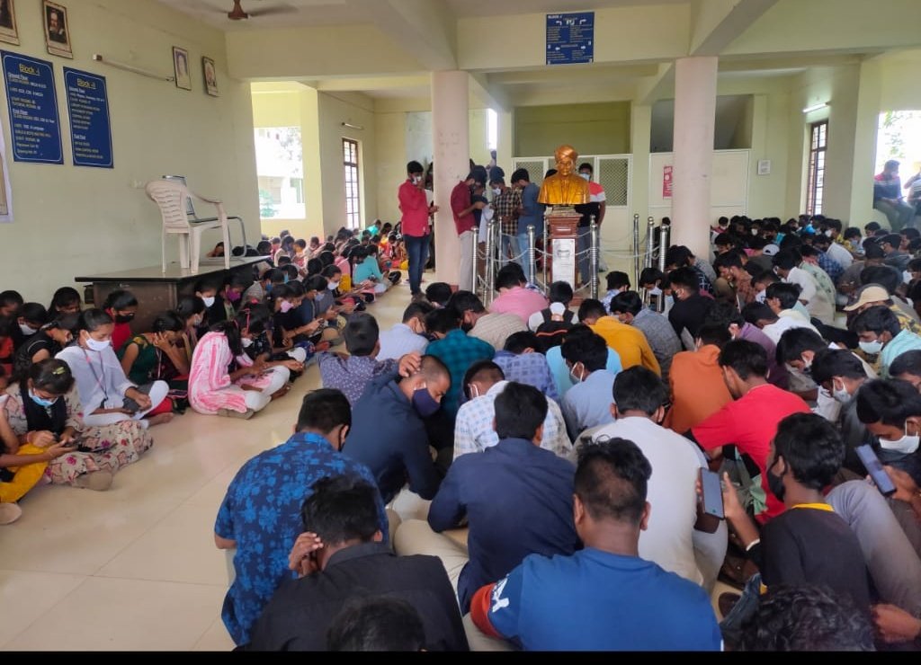 cricketloverAs2's tweet photo. #savekucet
@SabithaindraTRS 
@sainikulam 
#savekucet @KTRTRS @DrTamilisaiGuv WE THE KU CLG OF ENGG STUDENTS DOING STRIKE FOR 3DAYS FOR  CONSIDERING CIVIL AND IT COURSE AS REGULAR COURSE .BUT OUR "VC" IS NOT RESPONDING.THIS PROVES THAT GOVT WONT RESPOND TO STUDENT PROBELMS https://t.co/Kao0tnrWwN
