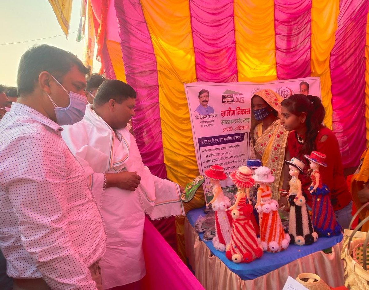 onlineJSLPS's tweet photo. देवघर जिला में "आपके अधिकार,आपकी सरकार, आपके द्वार" कार्यकम में माननीय कृषि मंत्री श्री @Badal_Patralekh एवं ग्रामीण विकास सचिव, डॉ.मनीष रंजन ने #PJAA के लभुकों को प्रशस्ति पत्र देकर सम्मानित किया, साथ ही सखी मंडल की महिलाओं के बीच परिसंपतियों का वितरण किया गया।
@HemantSorenJMM https://t.co/E0l5CC7PbI