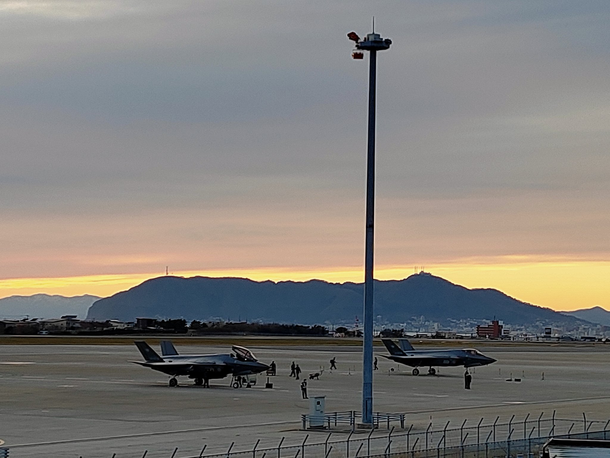 隼人 今日の函館空港 F 35aステルス戦闘機に 夕日が沈む T Co Jtxoxmmp2k Twitter