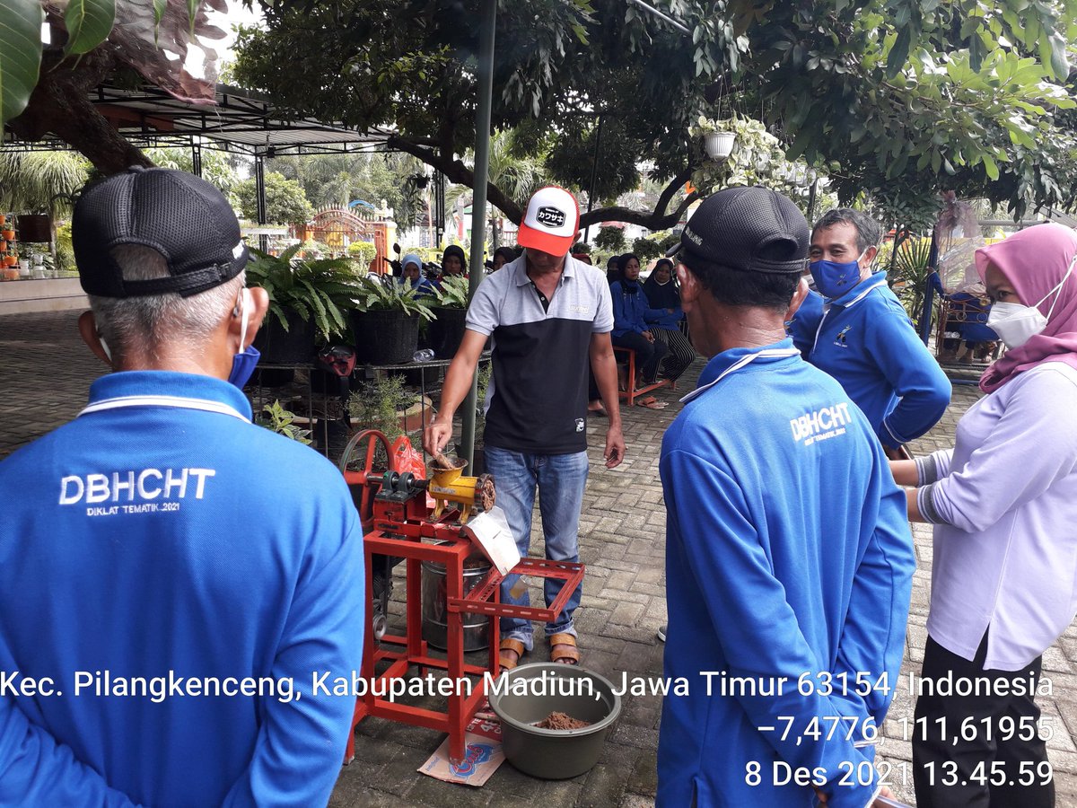 Susiloanto5's tweet photo. Rabu(8/12), susilo eko luhkan kab.madiun, narasumber bimtek tematik pembuatan pakan ikan mandiri kegiatan SILPA DBHCT TA.2021 di kec.pilangkenceng, pakan mandiri,Madiun #GiatLuhkanSatminkalBanyuwangi #Luhlapor @brsdm_kp @puslatluhkp @bppp_banyuwangi https://t.co/ROTP4FCR1s