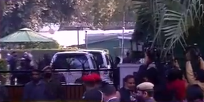 ImKuldeepRaghav's tweet image. सीडीएस #BipinRawat के घर पहुंचे रक्षामंत्री @rajnathsingh
, परिवारवालों से करेंगे मुलाकात 

#HelicopterCrash #ArmyChopper #Nilgiris