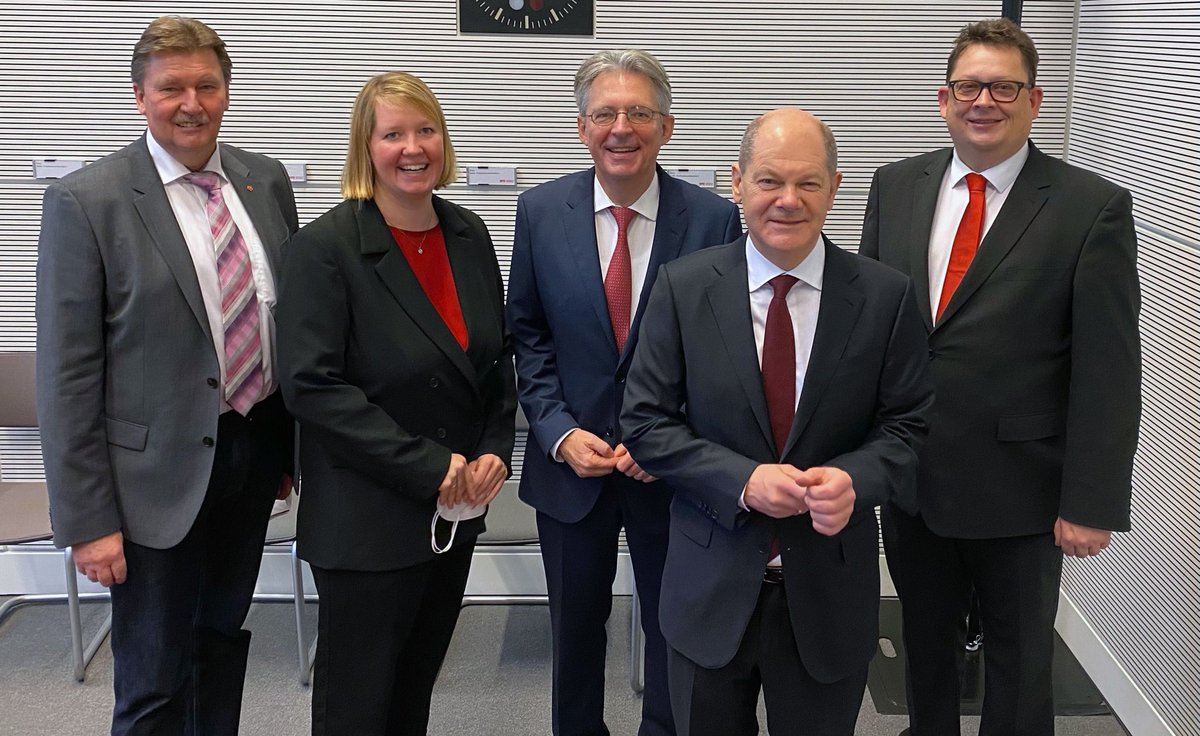 Achim_P's tweet photo. Bundeskanzler @OlafScholz trifft die ostwestfälischen SPD-Bundestagsabgeordneten.
#Bundeskanzler #Teutonen #OWL #SPD https://t.co/0gPsNQlwFH