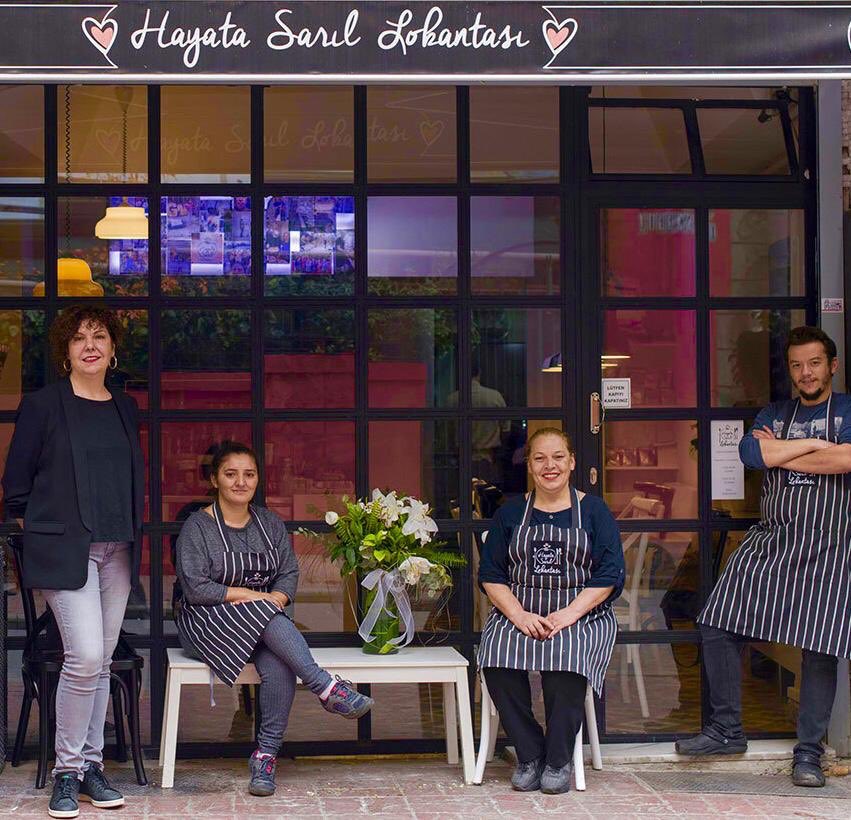 Taksim'deki ‘Hayata Sarıl Lokantası’ bu soğuk kış günlerinde evsizlere yemek veriyor.
Yolu düşen herkese açık,
isteyen askıya yemek bırakabiliyor...
Bu güzel olayı siz de paylaşır mısınız...
Zira zor zamanlar, ancak paylaşırsak kolaylaşır...
Adres: Kurabiye Sokak 3/1 Beyoğlu