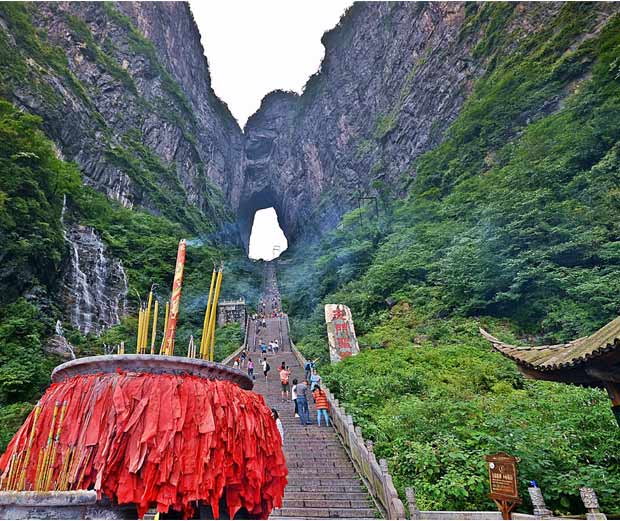 Считается одним из самых интересных. Боденское озеро швейцария. Гранд каньон аризона сша. Великая китайская стена в древнем китае. Считается одним из самых интересных.