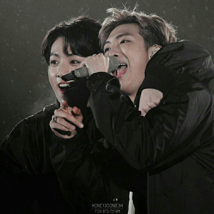 kimsacha8's tweet photo. 𝕡𝕖𝕠𝕡𝕝𝕖 𝕝𝕚𝕜𝕖 𝕦𝕤 𝕒𝕣𝕖 𝕔𝕙𝕒𝕟𝕘𝕚𝕟𝕘 𝕥𝕙𝕖 𝕨𝕠𝕣𝕝𝕕 💫🌙                                                             #namjoonsweet 💘 https://t.co/eEouQawMJr