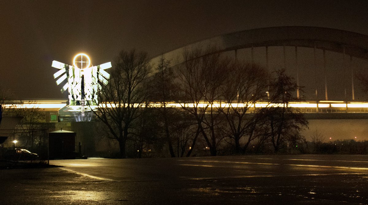 Hallo Engel. Fijn dat je dit jaar ook weer komt. Het monument aan de spoorbrug over de Lek verandert dit jaar weer in een Engel. Laurens: ‘Het zorgt voor verbroedering in onze stad en een lichtpuntje in onze nog steeds grauwe tijden’.bit.ly/31IPyqk