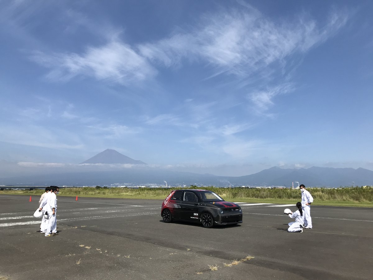 OMOSPO_hac's tweet photo. e-Dragの制作もHKSさんにご協力頂きました。
合同テストも行い、みんなの想いが詰まってます。
当初の予定を超えるボディのカーボン化も、製作に協力いただいた皆さんのアイディアのおかげです。
#オモスポ　#edrag　#HKS　#Honda_e　#DragRacing https://t.co/HoNxYJTUsQ