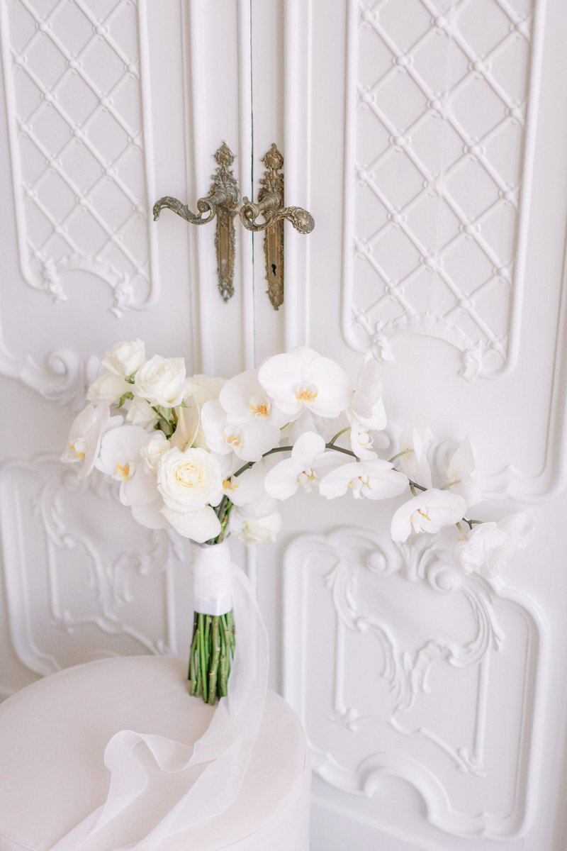 WeddingSabine's tweet photo. Swooning over the modern romantic vibe on these neutral-hued bridal blooms! 
Proof that a neutral color palette is anything but basic 🤍

“The Metamorphosis of Life🦋” featured on: @weddingchicks https://t.co/xj556ZK16L