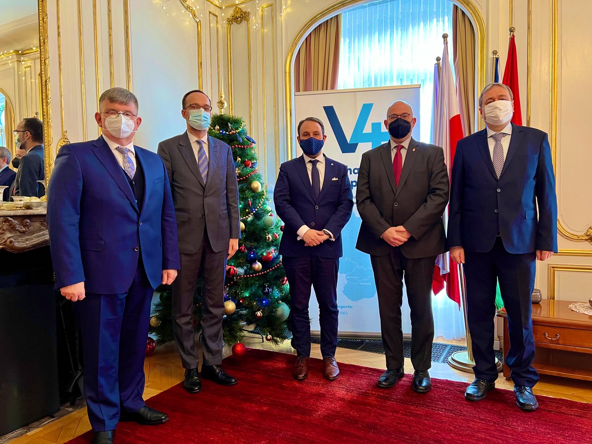 tamasivankovacs's tweet photo. Fascinating discussion on #Belgian, #Flemish &amp; #Antwerp politics, the #V4 &amp; the #EU, incl. #security, #migration, #energy &amp; #climate with @DeKamerBE @de_NVA MP @MichaelFreilich under the #Hungarian @V4_PRES with my #Visegrad #Ambassador colleagues &amp; @EpsteinAri  ⚫️🟡🇧🇪 🇭🇺🇸🇰🇨🇿🇵🇱 https://t.co/Gls2WHAaYA
