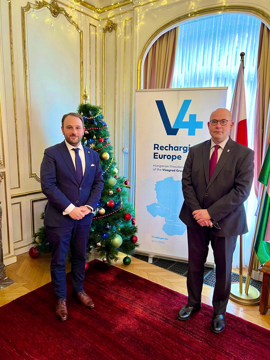 tamasivankovacs's tweet photo. Fascinating discussion on #Belgian, #Flemish &amp; #Antwerp politics, the #V4 &amp; the #EU, incl. #security, #migration, #energy &amp; #climate with @DeKamerBE @de_NVA MP @MichaelFreilich under the #Hungarian @V4_PRES with my #Visegrad #Ambassador colleagues &amp; @EpsteinAri  ⚫️🟡🇧🇪 🇭🇺🇸🇰🇨🇿🇵🇱 https://t.co/Gls2WHAaYA