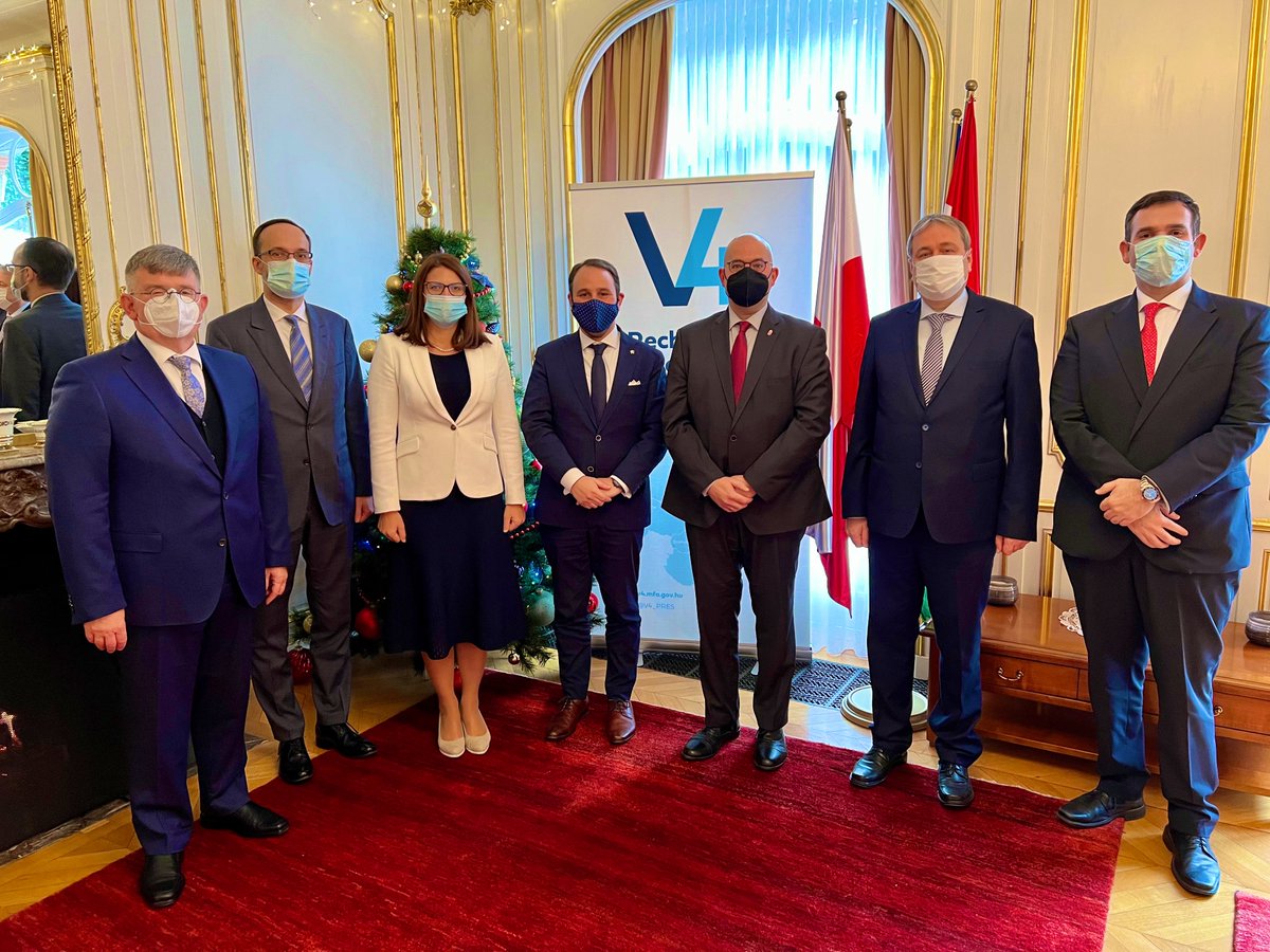 tamasivankovacs's tweet photo. Fascinating discussion on #Belgian, #Flemish &amp; #Antwerp politics, the #V4 &amp; the #EU, incl. #security, #migration, #energy &amp; #climate with @DeKamerBE @de_NVA MP @MichaelFreilich under the #Hungarian @V4_PRES with my #Visegrad #Ambassador colleagues &amp; @EpsteinAri  ⚫️🟡🇧🇪 🇭🇺🇸🇰🇨🇿🇵🇱 https://t.co/Gls2WHAaYA