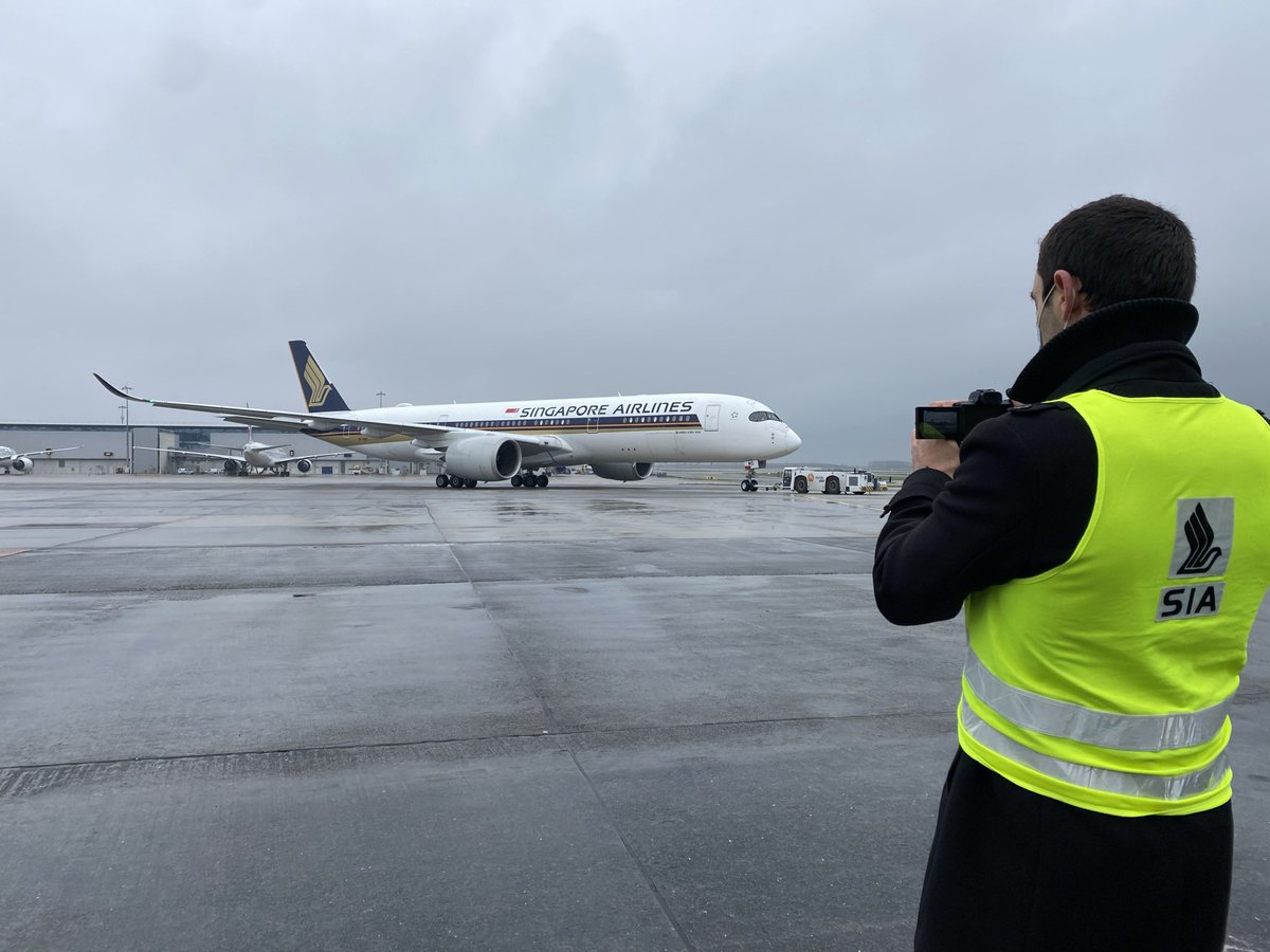 SophieFigenwald's tweet photo. Quand Xavier @PeurAvion passe un moment avec @SingaporeAir auprès de notre  @Airbus A350-900 à @ParisAeroport CDG, ça donne une super video ! 📹
➡️ A découvrir ici : https://t.co/7a5bFd8nz8
➡️ Et en bonus, des photos backstage 😁✈️☁️ https://t.co/qjMNkXoIOU