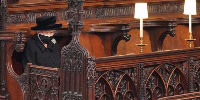 jakaban's tweet photo. One picture that speaks volumes ,she sat alone and said goodbye to her beloved husband ,while the tory party enjoyed a Xmas party breaking COVID rules ,unbelievable ,#wwfc,#ToryCriminals ,#ToriesPartiedWhilePeopleDied , https://t.co/HBs69KuXux